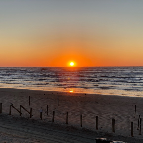 Meet your Posher, Amanda - Picture 3 of 4